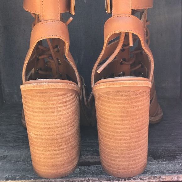 🆕 Cute and Stylish Cut-out Caged Sandals Size 7 - Picture 5 of 8